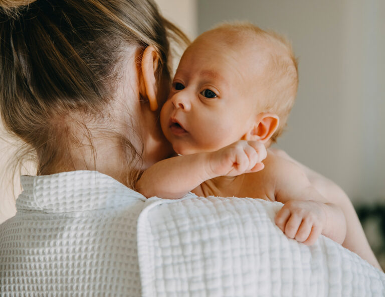 Baby Zum Stillen Wecken Oder Schlafen Lassen Clusterfeeding: Dein Baby will ständig an die Brust | Babyartikel.de