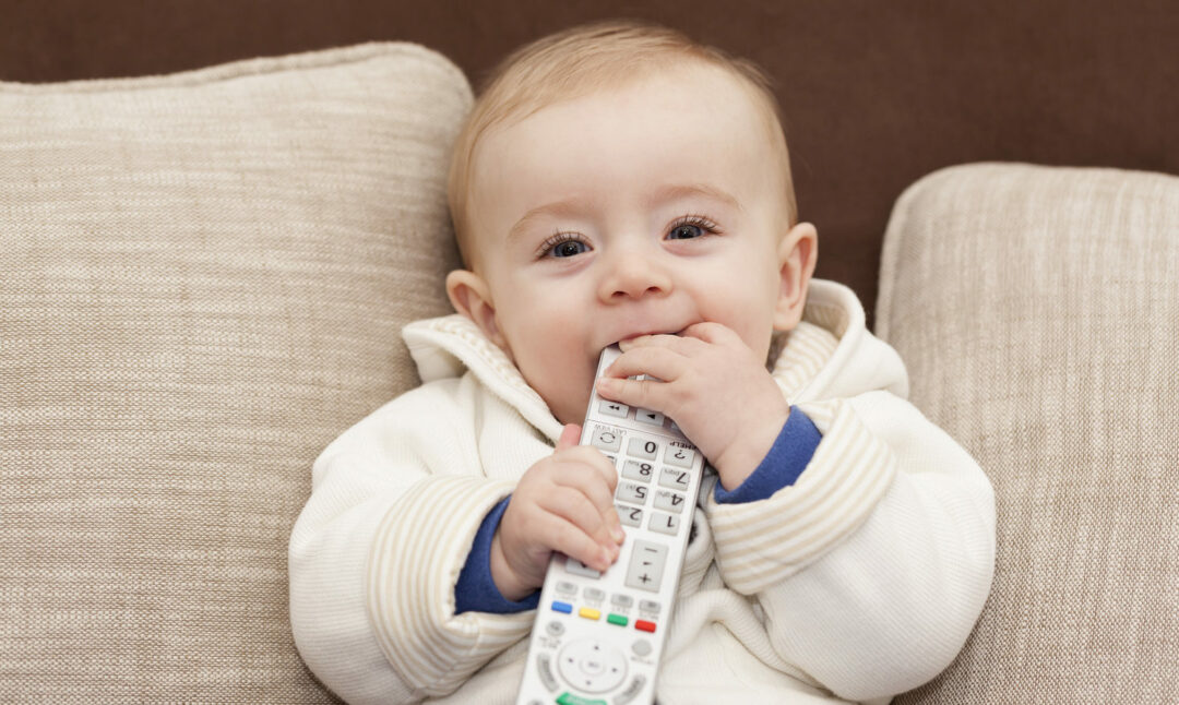 Baby streckt Zunge raus 8 harmlose + 6 ernste Gründe Babyartikel.de Magazin