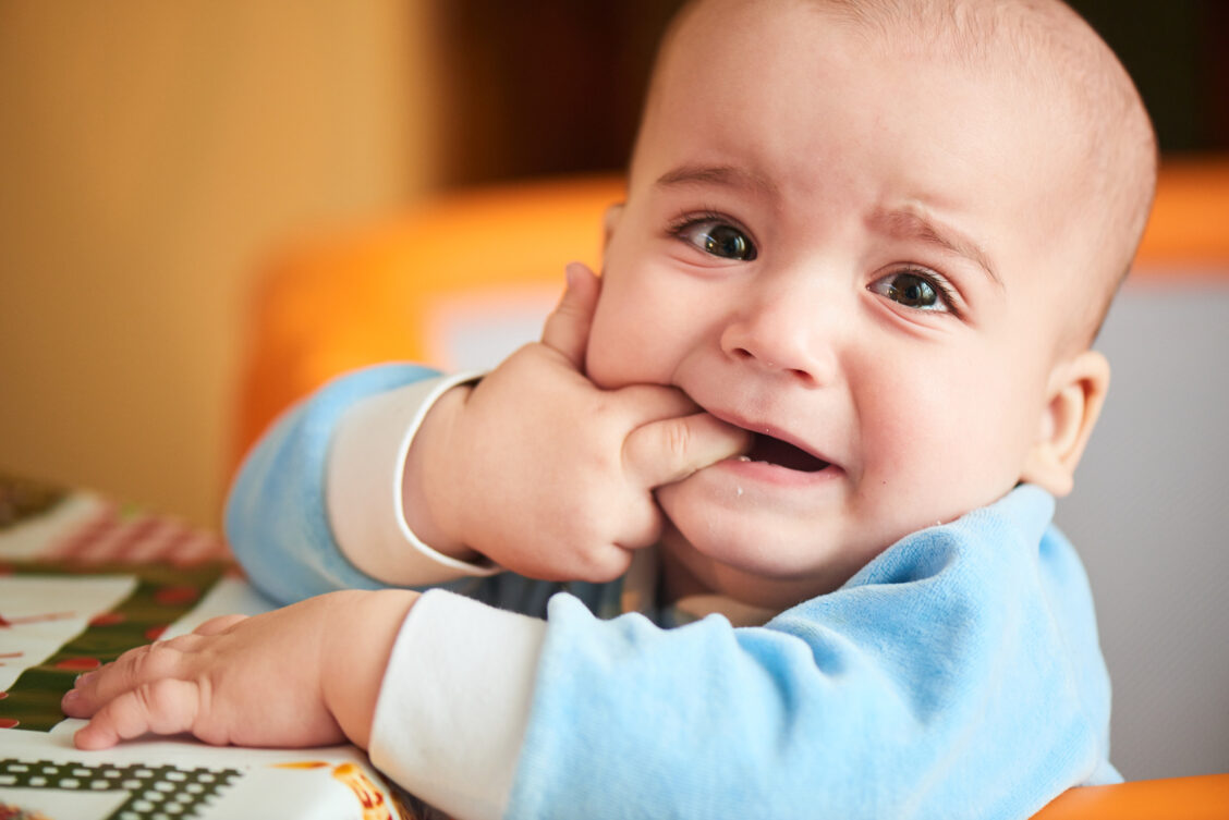 Baby streckt Zunge raus 8 harmlose + 6 ernste Gründe Babyartikel.de Magazin