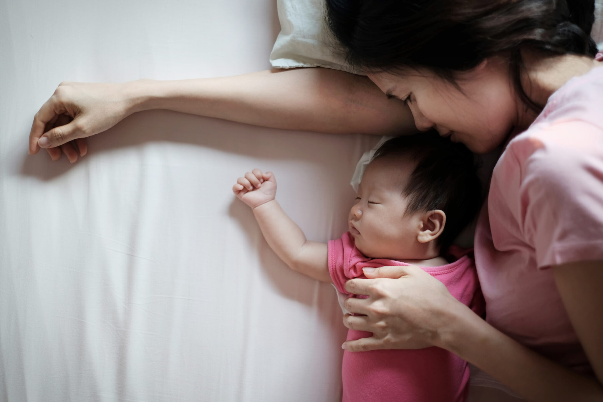 Wunderschne Babys Im Elternbett Ebenbild