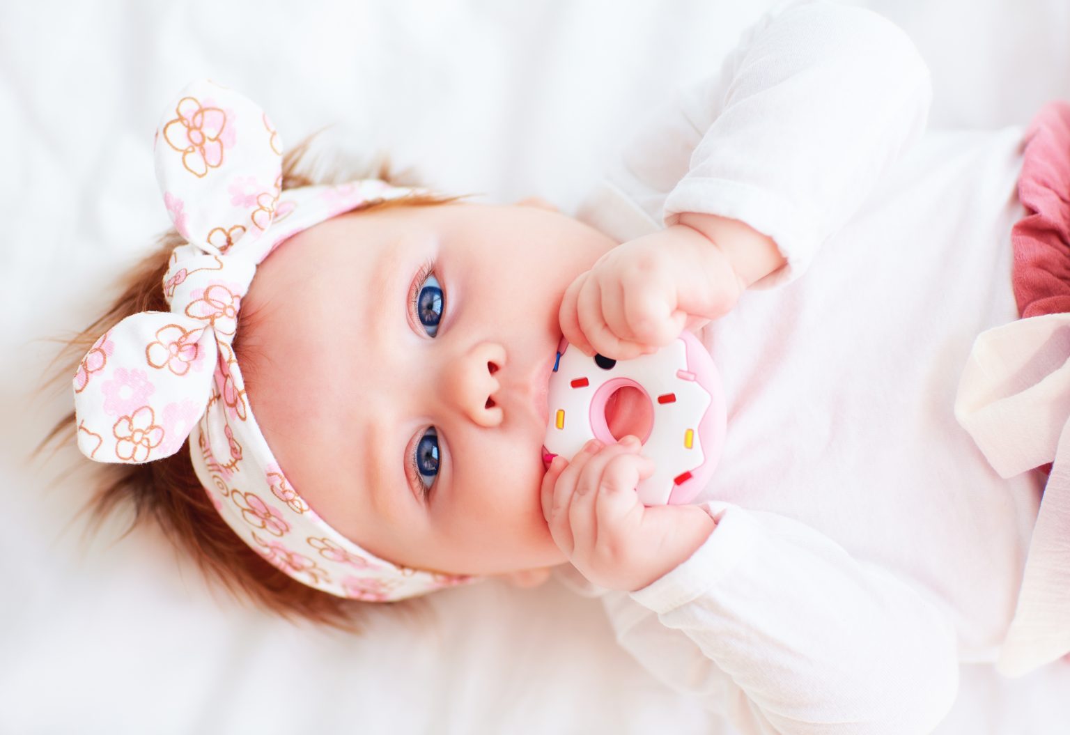 Baby streckt Zunge raus 8 harmlose + 6 ernste Gründe Babyartikel.de Magazin